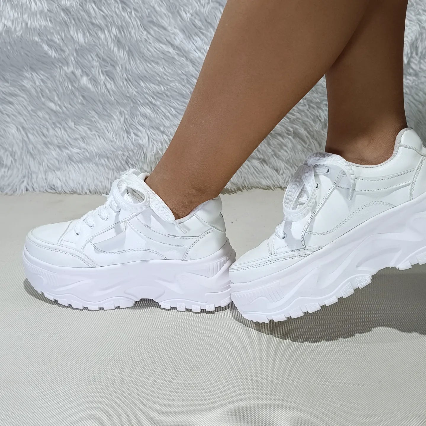 Zapatillas Plataforma Negra/Blanca (ZG1.BL) - Gabybru Calzados