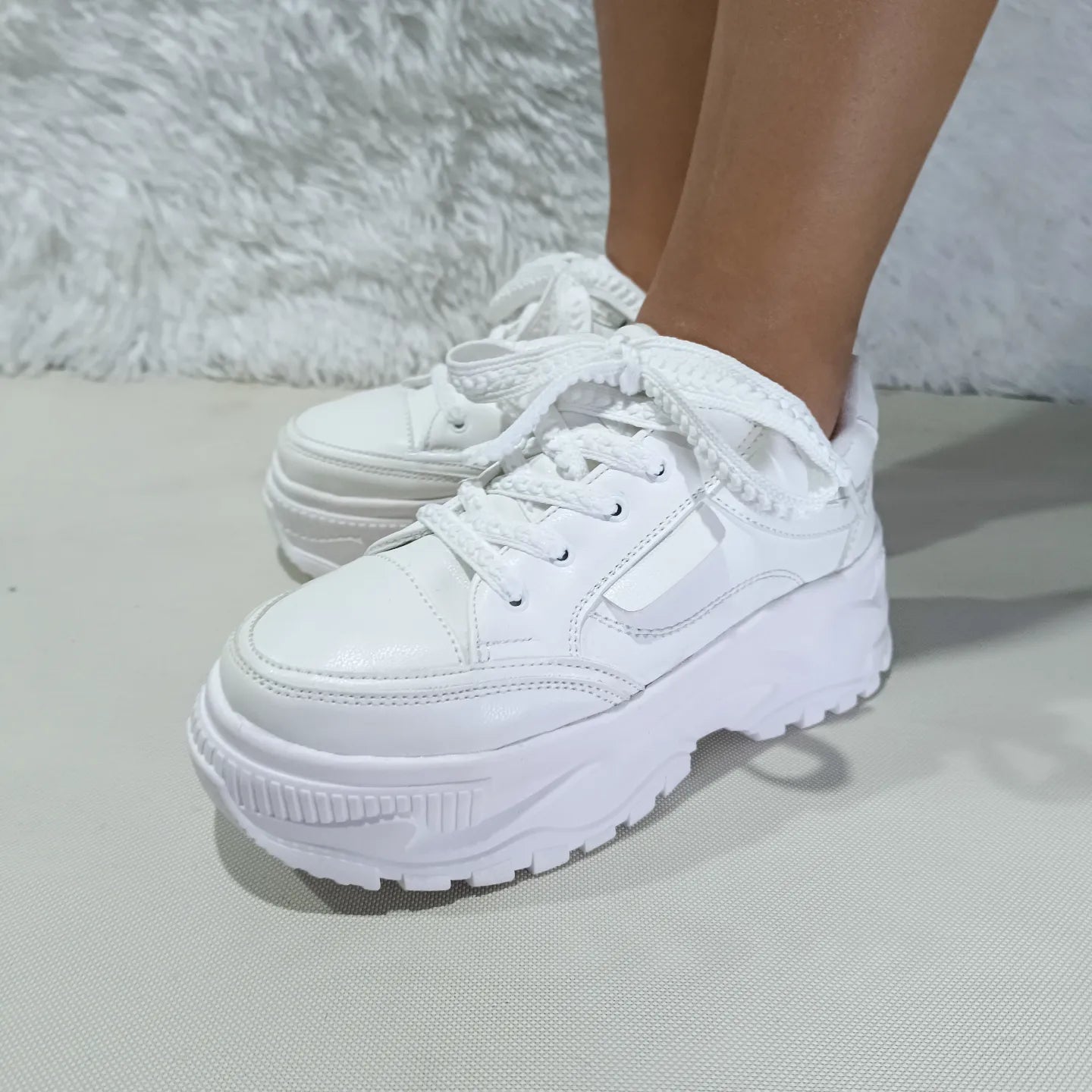 Zapatillas Plataforma Negra/Blanca (ZG1.BL) - Gabybru Calzados