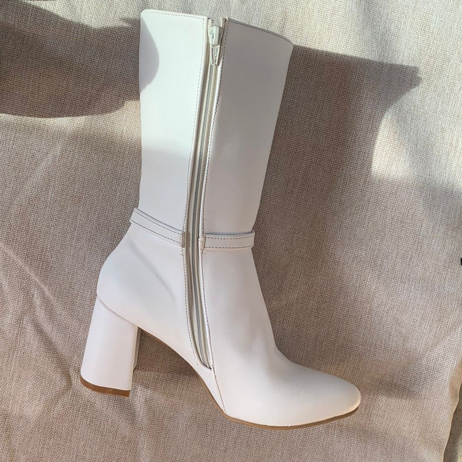 Bota de Mujer Blanca corta taco medio (BT56.BL) - Gabybru Calzados