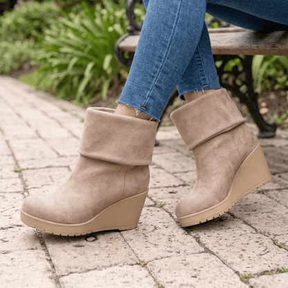 Botin Mujer Beige Gamuza Cuña con Doblez (BA160.U) - Gabybru Calzados