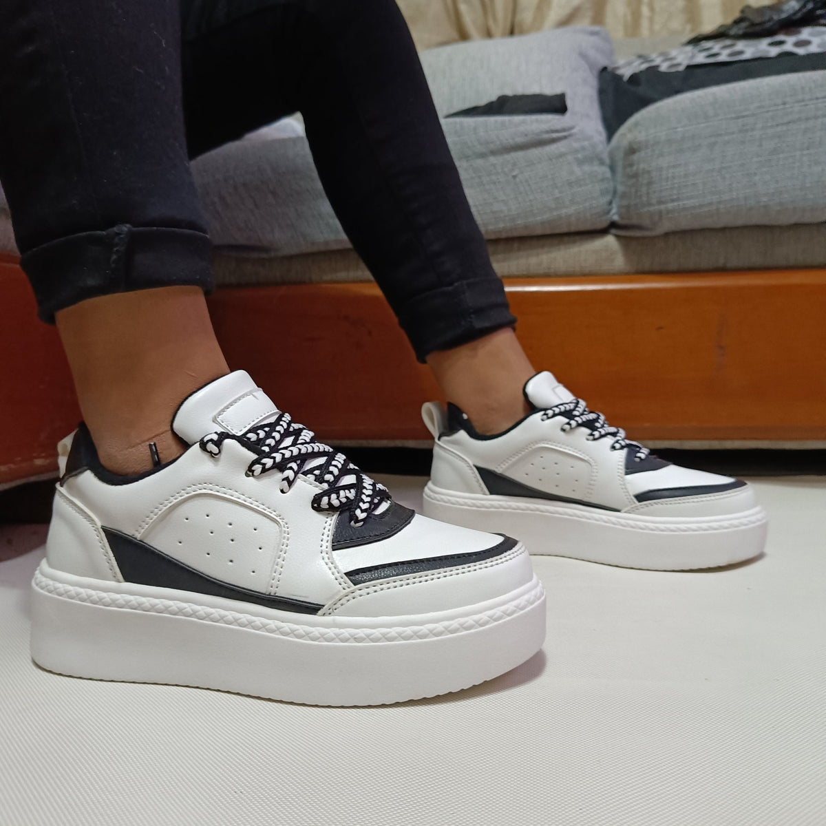 Zapatillas De Mujer Blanca/Negra (ZG2.BN) - Gabybru Calzados