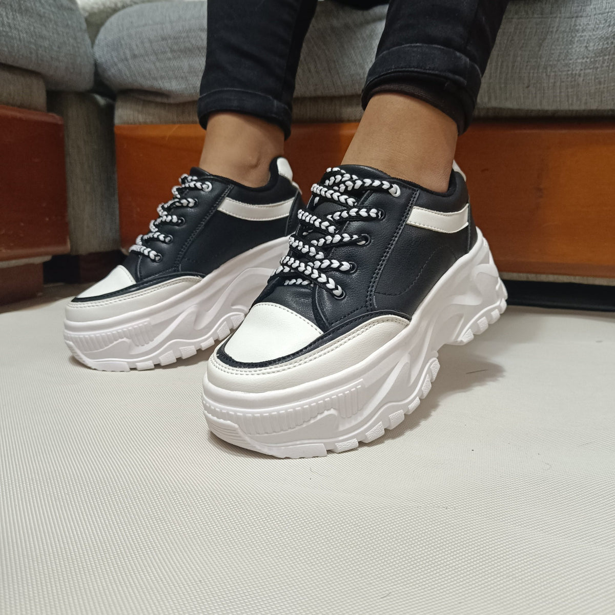 Zapatillas Plataforma Negra/Blanca (ZG1.NB) - Gabybru Calzados
